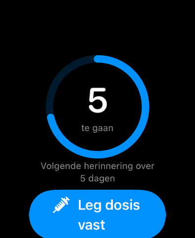 Dial op Apple Watch met een cyclusring die de dagen tot de volgende dosis telt, de volgende herinnering en een knop om vast te leggen