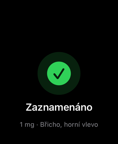 Dial na Apple Watch potvrzuje zaznamenanou dávku fajfkou a ukazuje množství a místo vpichu