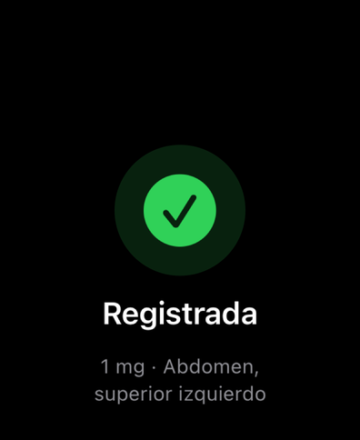 Dial en Apple Watch confirmando una dosis registrada con una marca de verificación, con la cantidad y el sitio de inyección